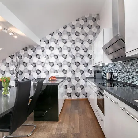 Central Bright Spacious Penthouse #103 *