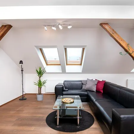 Central Bright Spacious Penthouse #103 Appartamento