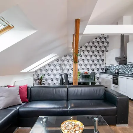 Central Bright Spacious Penthouse #103 *